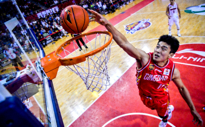 CBA广东宏远队球员在比赛中上篮的精彩瞬间